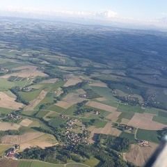 Flugwegposition um 16:53:44: Aufgenommen in der Nähe von Gemeinde St. Marienkirchen bei Schärding, Österreich in 1297 Meter